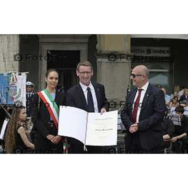 Tiziano Manzoni/LaPresse 2-6- 2025 Italia Cronaca Bergamo in piazza Vittorio Veneto, il prefetto Luca Rotondi, le autorità (dal sindaco Elena Carnevali al vescovo Francesco Beschi) e i rappresentanti delle forze dell\'ordine hanno reso omaggio all\'anniversario della Repubblica italiana