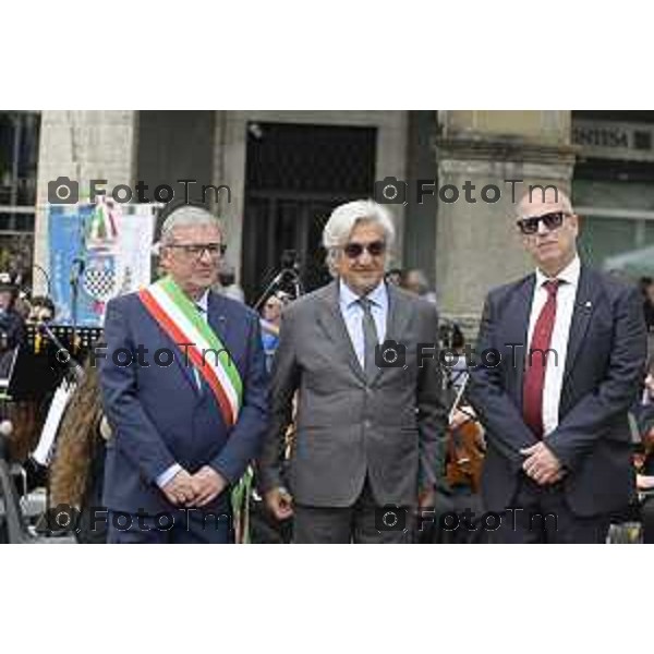 Tiziano Manzoni/LaPresse 2-6- 2025 Italia Cronaca Bergamo in piazza Vittorio Veneto, il prefetto Luca Rotondi, le autorità (dal sindaco Elena Carnevali al vescovo Francesco Beschi) e i rappresentanti delle forze dell\'ordine hanno reso omaggio all\'anniversario della Repubblica italiana
