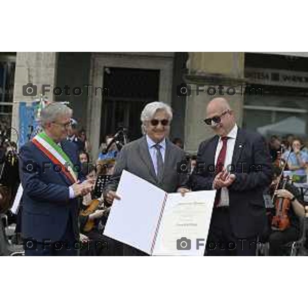 Tiziano Manzoni/LaPresse 2-6- 2025 Italia Cronaca Bergamo in piazza Vittorio Veneto, il prefetto Luca Rotondi, le autorità (dal sindaco Elena Carnevali al vescovo Francesco Beschi) e i rappresentanti delle forze dell\'ordine hanno reso omaggio all\'anniversario della Repubblica italiana