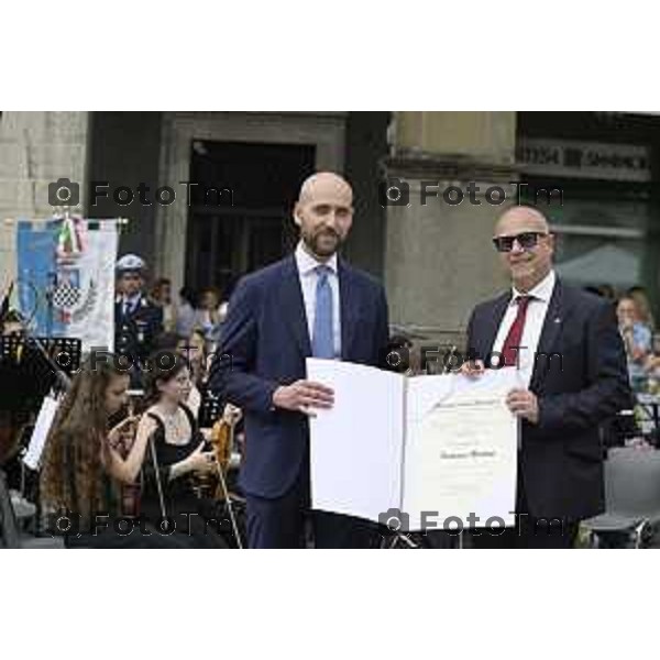 Tiziano Manzoni/LaPresse 2-6- 2025 Italia Cronaca Bergamo in piazza Vittorio Veneto, il prefetto Luca Rotondi, le autorità (dal sindaco Elena Carnevali al vescovo Francesco Beschi) e i rappresentanti delle forze dell\'ordine hanno reso omaggio all\'anniversario della Repubblica italiana