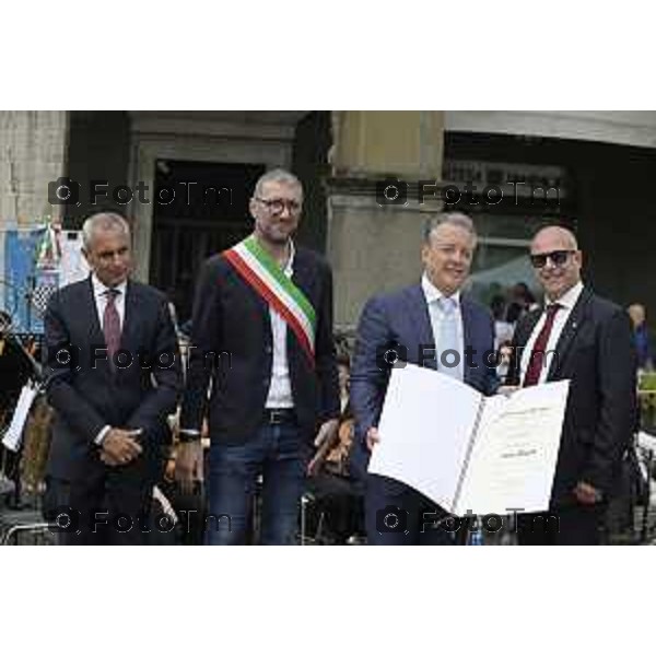 Tiziano Manzoni/LaPresse 2-6- 2025 Italia Cronaca Bergamo in piazza Vittorio Veneto, il prefetto Luca Rotondi, le autorità (dal sindaco Elena Carnevali al vescovo Francesco Beschi) e i rappresentanti delle forze dell\'ordine hanno reso omaggio all\'anniversario della Repubblica italiana