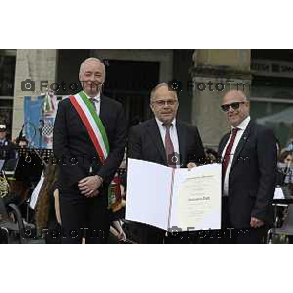 Tiziano Manzoni/LaPresse 2-6- 2025 Italia Cronaca Bergamo in piazza Vittorio Veneto, il prefetto Luca Rotondi, le autorità (dal sindaco Elena Carnevali al vescovo Francesco Beschi) e i rappresentanti delle forze dell\'ordine hanno reso omaggio all\'anniversario della Repubblica italiana