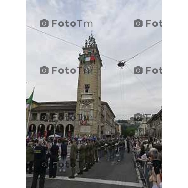 Tiziano Manzoni/LaPresse 2-6- 2025 Italia Cronaca Bergamo in piazza Vittorio Veneto, il prefetto Luca Rotondi, le autorità (dal sindaco Elena Carnevali al vescovo Francesco Beschi) e i rappresentanti delle forze dell\'ordine hanno reso omaggio all\'anniversario della Repubblica italiana