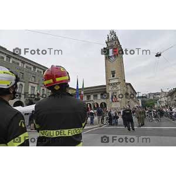 Tiziano Manzoni/LaPresse 2-6- 2025 Italia Cronaca Bergamo in piazza Vittorio Veneto, il prefetto Luca Rotondi, le autorità (dal sindaco Elena Carnevali al vescovo Francesco Beschi) e i rappresentanti delle forze dell\'ordine hanno reso omaggio all\'anniversario della Repubblica italiana