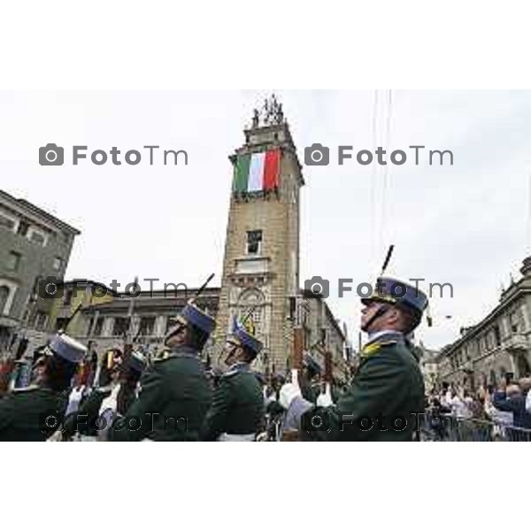 Tiziano Manzoni/LaPresse 2-6- 2025 Italia Cronaca Bergamo in piazza Vittorio Veneto, il prefetto Luca Rotondi, le autorità (dal sindaco Elena Carnevali al vescovo Francesco Beschi) e i rappresentanti delle forze dell\'ordine hanno reso omaggio all\'anniversario della Repubblica italiana
