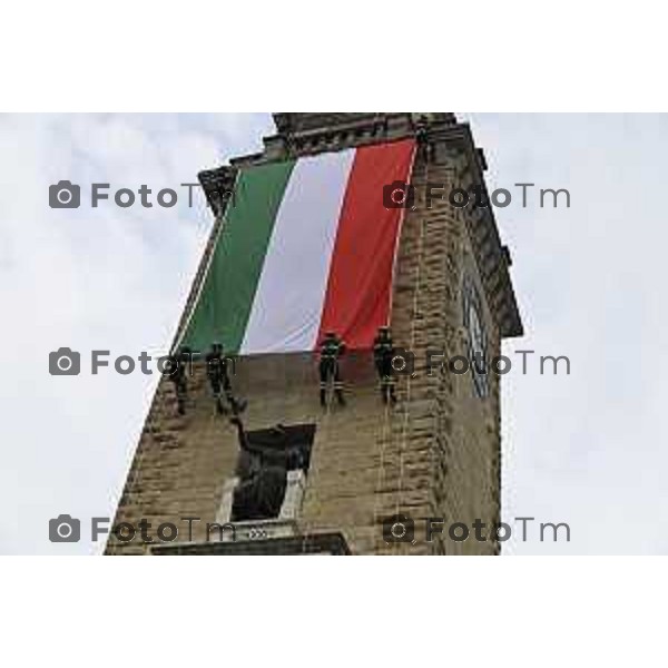 Tiziano Manzoni/LaPresse 2-6- 2025 Italia Cronaca Bergamo in piazza Vittorio Veneto, il prefetto Luca Rotondi, le autorità (dal sindaco Elena Carnevali al vescovo Francesco Beschi) e i rappresentanti delle forze dell\'ordine hanno reso omaggio all\'anniversario della Repubblica italiana