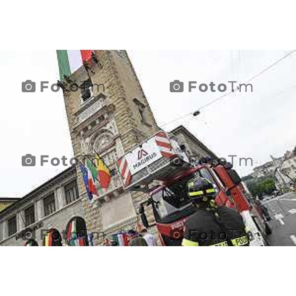 Tiziano Manzoni/LaPresse 2-6- 2025 Italia Cronaca Bergamo in piazza Vittorio Veneto, il prefetto Luca Rotondi, le autorità (dal sindaco Elena Carnevali al vescovo Francesco Beschi) e i rappresentanti delle forze dell\'ordine hanno reso omaggio all\'anniversario della Repubblica italiana