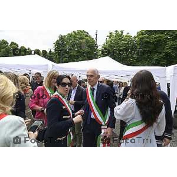 Tiziano Manzoni/LaPresse 2-6- 2025 Italia Cronaca Bergamo in piazza Vittorio Veneto, il prefetto Luca Rotondi, le autorità (dal sindaco Elena Carnevali al vescovo Francesco Beschi) e i rappresentanti delle forze dell\'ordine hanno reso omaggio all\'anniversario della Repubblica italiana