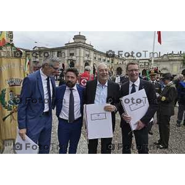 Tiziano Manzoni/LaPresse 2-6- 2025 Italia Cronaca Bergamo in piazza Vittorio Veneto, il prefetto Luca Rotondi, le autorità (dal sindaco Elena Carnevali al vescovo Francesco Beschi) e i rappresentanti delle forze dell\'ordine hanno reso omaggio all\'anniversario della Repubblica italiana