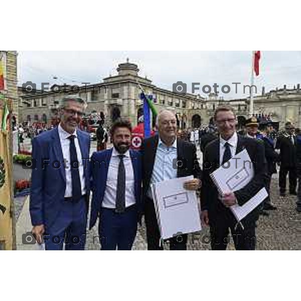 Tiziano Manzoni/LaPresse 2-6- 2025 Italia Cronaca Bergamo in piazza Vittorio Veneto, il prefetto Luca Rotondi, le autorità (dal sindaco Elena Carnevali al vescovo Francesco Beschi) e i rappresentanti delle forze dell\'ordine hanno reso omaggio all\'anniversario della Repubblica italiana