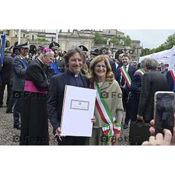 Tiziano Manzoni/LaPresse 2-6- 2025 Italia Cronaca Bergamo in piazza Vittorio Veneto, il prefetto Luca Rotondi, le autorità (dal sindaco Elena Carnevali al vescovo Francesco Beschi) e i rappresentanti delle forze dell\'ordine hanno reso omaggio all\'anniversario della Repubblica italiana