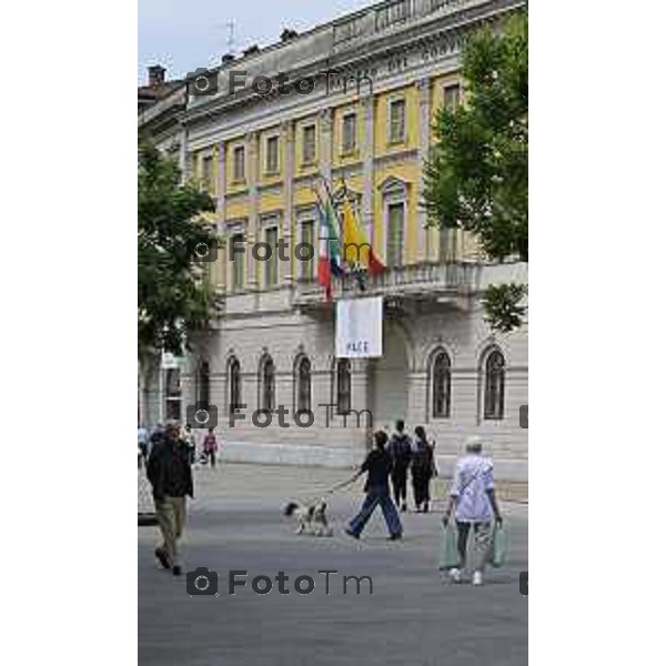 Tiziano Manzoni/LaPresse 2-6- 2025 Italia Cronaca Bergamo in piazza Vittorio Veneto, il prefetto Luca Rotondi, le autorità (dal sindaco Elena Carnevali al vescovo Francesco Beschi) e i rappresentanti delle forze dell\'ordine hanno reso omaggio all\'anniversario della Repubblica italiana