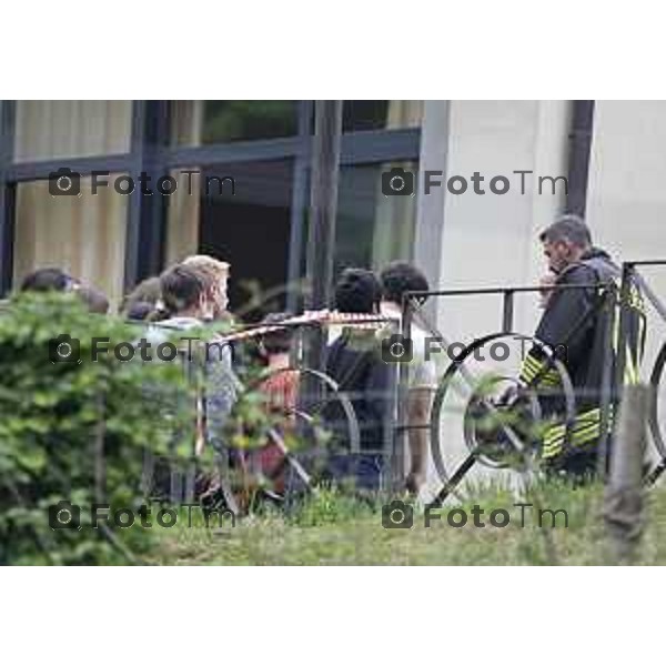 Tiziano Manzoni/LaPresse 4-6- 2025 Italia Cronaca Bergamo alta Incendio alla scuola media Donadoni: evacuati 120 bambini