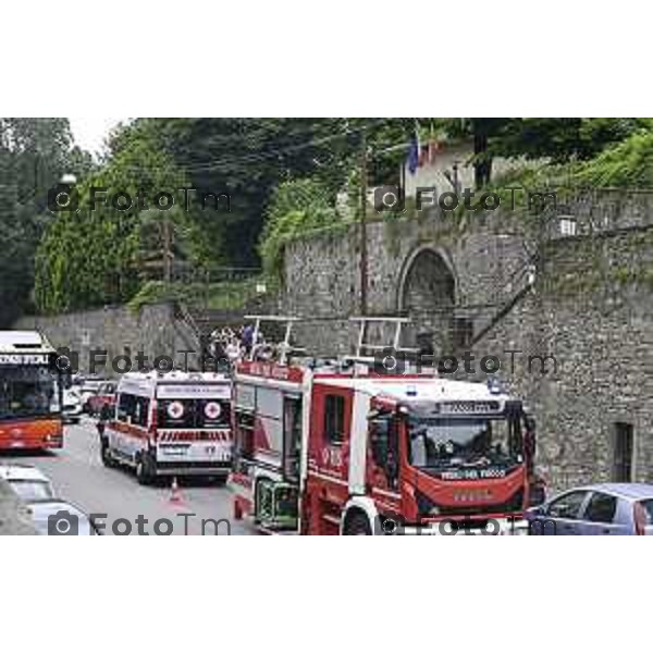 Tiziano Manzoni/LaPresse 4-6- 2025 Italia Cronaca Bergamo alta Incendio alla scuola media Donadoni: evacuati 120 bambini
