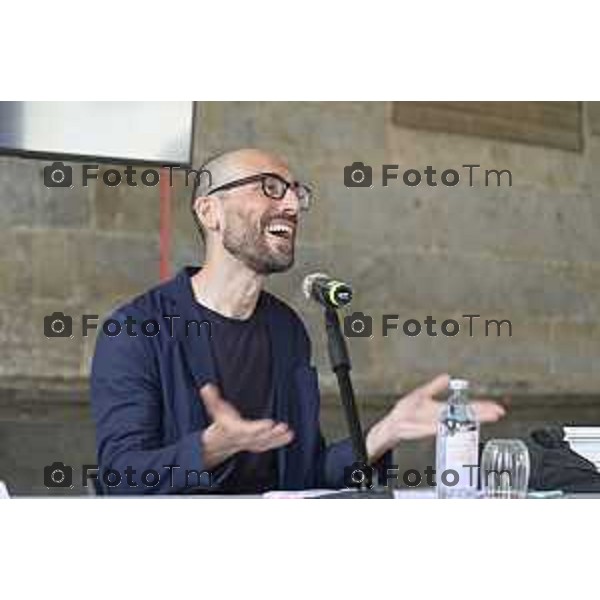Tiziano Manzoni/LaPresse 6-6- 2025 Italia Cronaca Bergamo Bergamo L\'artista sceglie la città per presentare la mostra "Seasons".Mostra Maurizio Cattelan Lorenzo Giusti