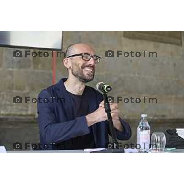 Tiziano Manzoni/LaPresse 6-6- 2025 Italia Cronaca Bergamo Bergamo L\'artista sceglie la città per presentare la mostra "Seasons".Mostra Maurizio Cattelan Lorenzo Giusti