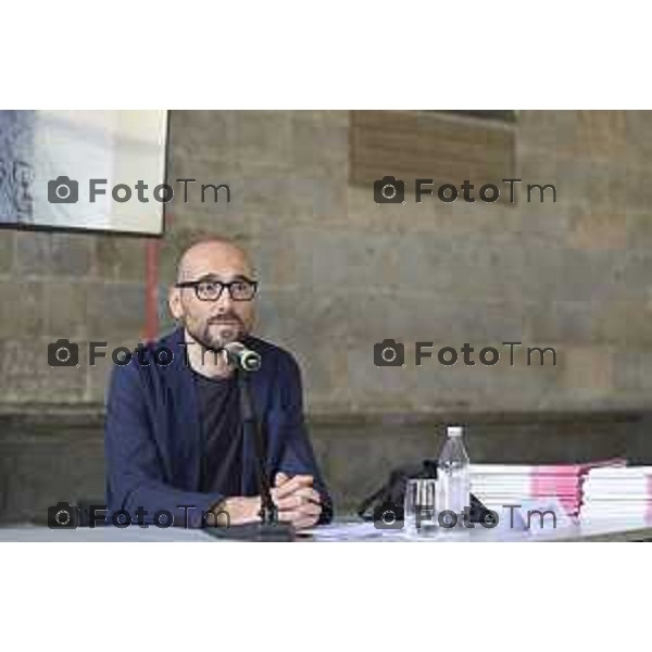 Tiziano Manzoni/LaPresse 6-6- 2025 Italia Cronaca Bergamo Bergamo L\'artista sceglie la città per presentare la mostra "Seasons".Mostra Maurizio Cattelan Lorenzo Giusti
