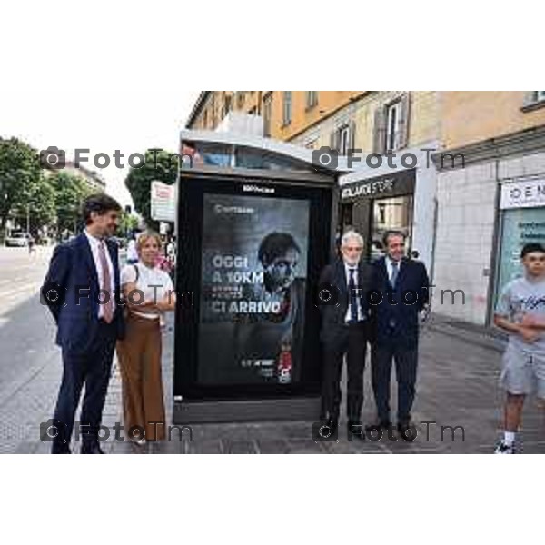 Tiziano Manzoni/LaPresse 21-5- 2025 Italia Cronaca Bergamo presentazione delle nuove pensiline digitali nate dalla collaborazione tra ATB e IGPDECAUX con il supporto dell’amministrazione comunale
