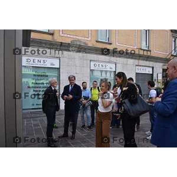 Tiziano Manzoni/LaPresse 21-5- 2025 Italia Cronaca Bergamo presentazione delle nuove pensiline digitali nate dalla collaborazione tra ATB e IGPDECAUX con il supporto dell’amministrazione comunale