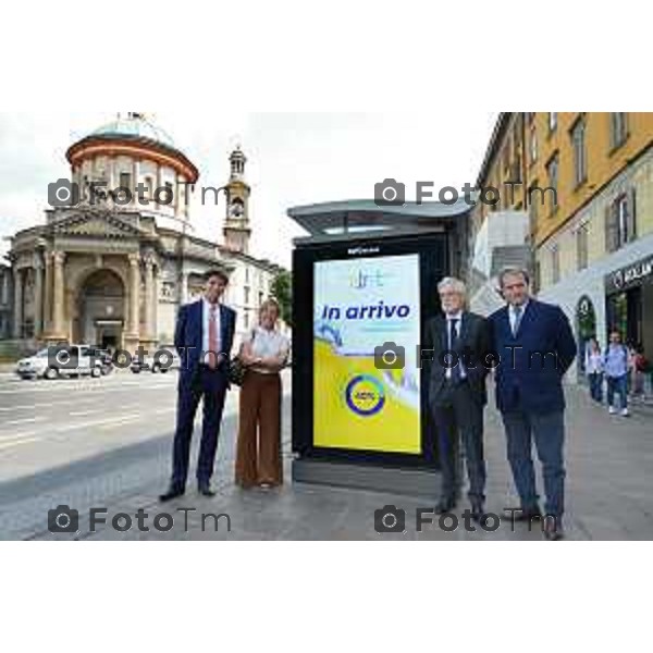 Tiziano Manzoni/LaPresse 21-5- 2025 Italia Cronaca Bergamo presentazione delle nuove pensiline digitali nate dalla collaborazione tra ATB e IGPDECAUX con il supporto dell’amministrazione comunale