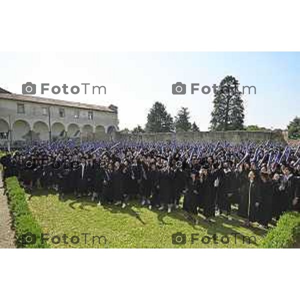 Tiziano Manzoni/LaPresse 7-6- 2025 Italia Cronaca Bergamo Universta 2025 Graduation Day il lancio del tocco nel chiostro maggiore