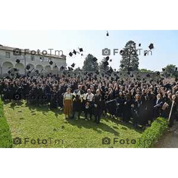 Tiziano Manzoni/LaPresse 7-6- 2025 Italia Cronaca Bergamo Universta 2025 Graduation Day il lancio del tocco nel chiostro maggiore