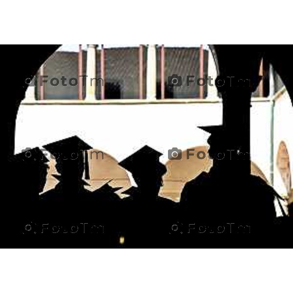 Tiziano Manzoni/LaPresse 7-6- 2025 Italia Cronaca Bergamo Universta 2025 Graduation Day il lancio del tocco nel chiostro maggiore