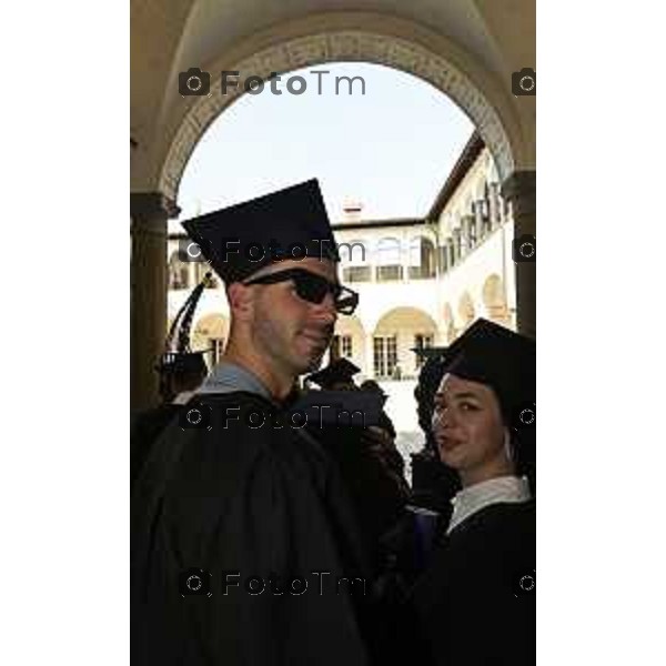 Tiziano Manzoni/LaPresse 7-6- 2025 Italia Cronaca Bergamo Universta 2025 Graduation Day il lancio del tocco nel chiostro maggiore
