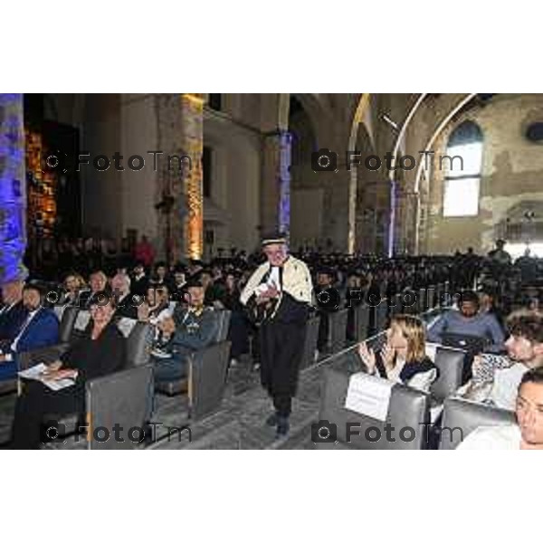 Tiziano Manzoni/LaPresse 7-6- 2025 Italia Cronaca Bergamo Universta 2025 Graduation Day il lancio del tocco nel chiostro maggiore