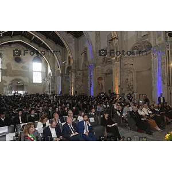 Tiziano Manzoni/LaPresse 7-6- 2025 Italia Cronaca Bergamo Universta 2025 Graduation Day il lancio del tocco nel chiostro maggiore