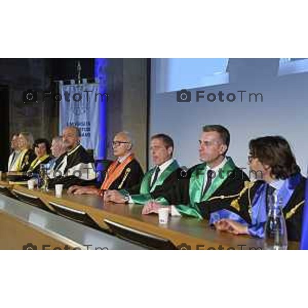 Tiziano Manzoni/LaPresse 7-6- 2025 Italia Cronaca Bergamo Universta 2025 Graduation Day il lancio del tocco nel chiostro maggiore