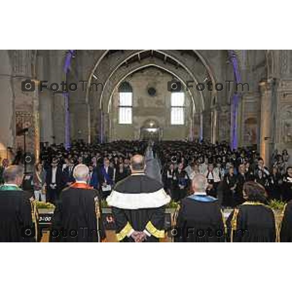 Tiziano Manzoni/LaPresse 7-6- 2025 Italia Cronaca Bergamo Universta 2025 Graduation Day il lancio del tocco nel chiostro maggiore
