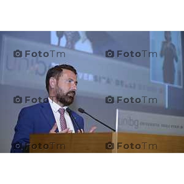Tiziano Manzoni/LaPresse 7-6- 2025 Italia Cronaca Bergamo Universta 2025 Graduation Day il lancio del tocco nel chiostro maggiore PAOLO FRANCO