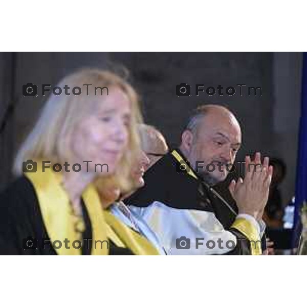 Tiziano Manzoni/LaPresse 7-6- 2025 Italia Cronaca Bergamo Universta 2025 Graduation Day il lancio del tocco nel chiostro maggiore