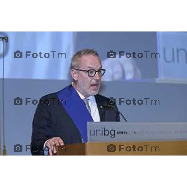 Tiziano Manzoni/LaPresse 7-6- 2025 Italia Cronaca Bergamo Universta 2025 Graduation Day il lancio del tocco nel chiostro maggiore Pasquale Gandolfi