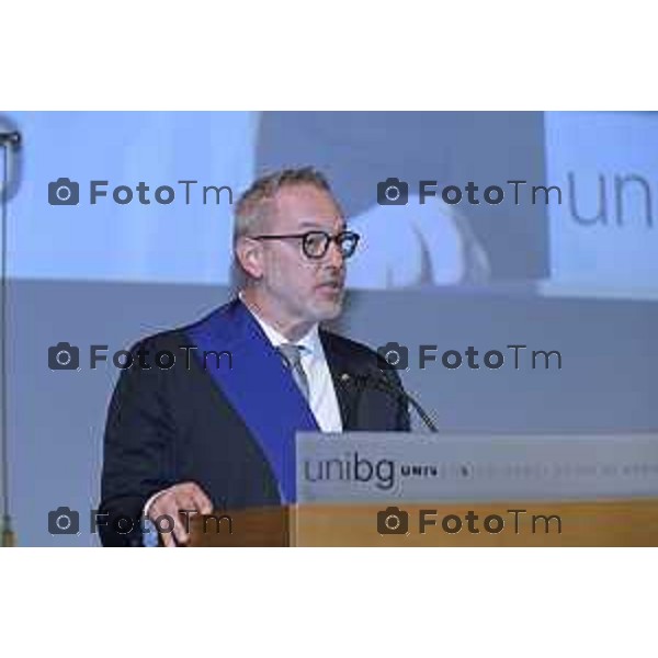 Tiziano Manzoni/LaPresse 7-6- 2025 Italia Cronaca Bergamo Universta 2025 Graduation Day il lancio del tocco nel chiostro maggiore Pasquale Gandolfi