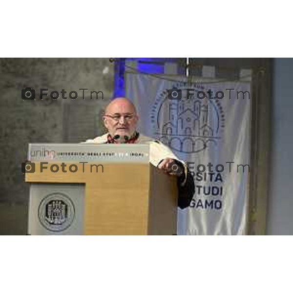 Tiziano Manzoni/LaPresse 7-6- 2025 Italia Cronaca Bergamo Universta 2025 Graduation Day il lancio del tocco nel chiostro maggiore Rettore Bresciano