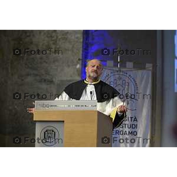 Tiziano Manzoni/LaPresse 7-6- 2025 Italia Cronaca Bergamo Universta 2025 Graduation Day il lancio del tocco nel chiostro maggiore Sergio Cavallieri