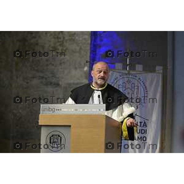 Tiziano Manzoni/LaPresse 7-6- 2025 Italia Cronaca Bergamo Universta 2025 Graduation Day il lancio del tocco nel chiostro maggiore Sergio Cavallieri