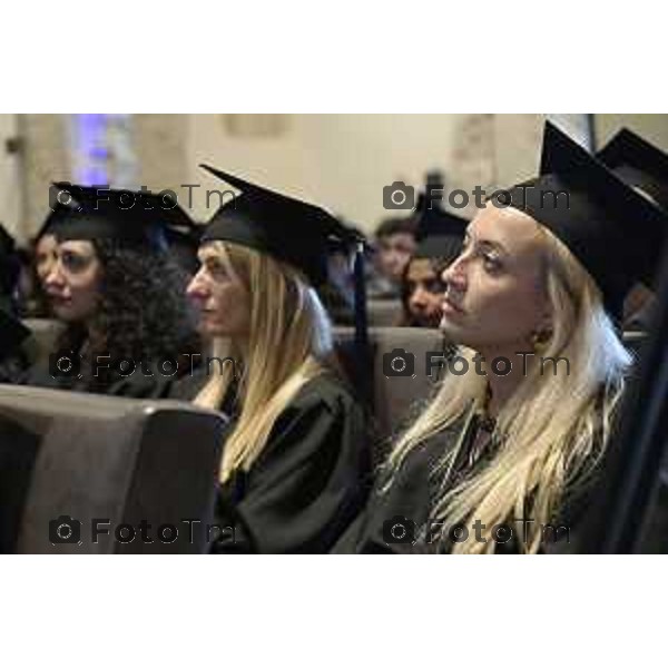 Tiziano Manzoni/LaPresse 7-6- 2025 Italia Cronaca Bergamo Universta 2025 Graduation Day il lancio del tocco nel chiostro maggiore