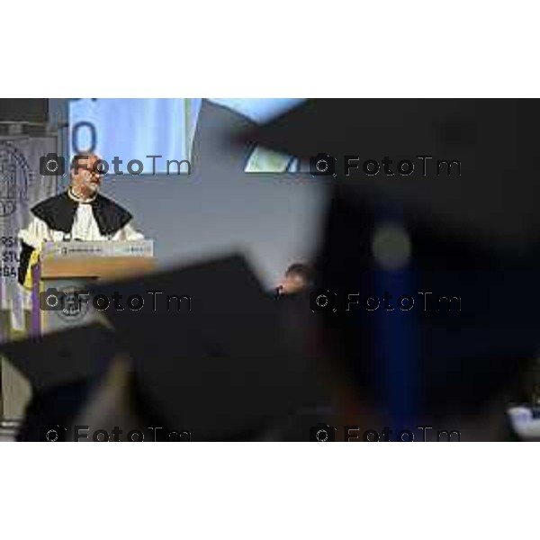 Tiziano Manzoni/LaPresse 7-6- 2025 Italia Cronaca Bergamo Universta 2025 Graduation Day il lancio del tocco nel chiostro maggiore