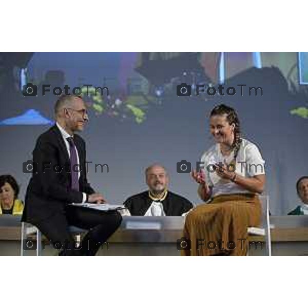 Tiziano Manzoni/LaPresse 7-6- 2025 Italia Cronaca Bergamo Universta 2025 Graduation Day il lancio del tocco nel chiostro maggiore Michela Moioli