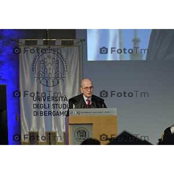 Tiziano Manzoni/LaPresse 7-6- 2025 Italia Cronaca Bergamo Universta 2025 Graduation Day il lancio del tocco nel chiostro maggiore Nando Pagnoncelli