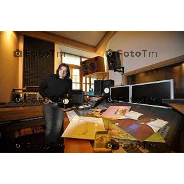 Ghiaie di Bonate Sopra- Massimo Numa fan Lucio Battisti Musicista e chitarrista dei 2Mondi band tribut Battisti foto Tiziano Manzoni-Fotogramma Bergamo