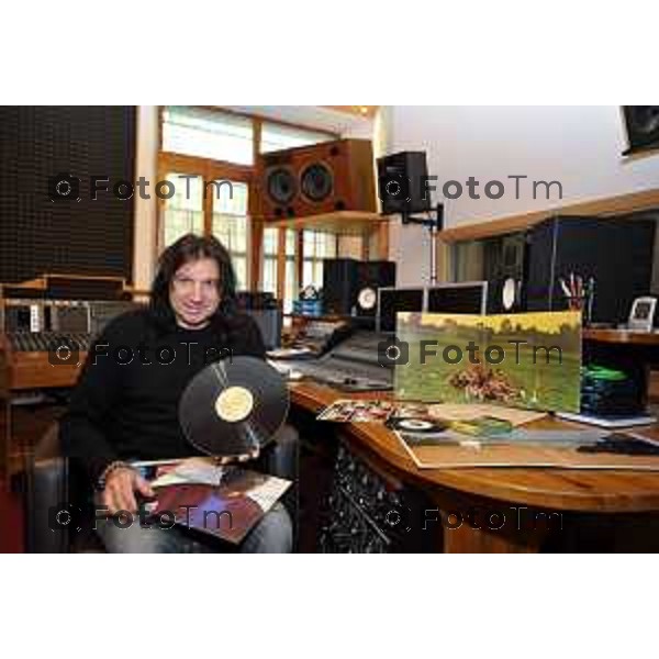 Ghiaie di Bonate Sopra- Massimo Numa fan Lucio Battisti Musicista e chitarrista dei 2Mondi band tribut Battisti foto Tiziano Manzoni-Fotogramma Bergamo