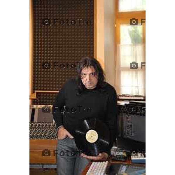 Ghiaie di Bonate Sopra- Massimo Numa fan Lucio Battisti Musicista e chitarrista dei 2Mondi band tribut Battisti foto Tiziano Manzoni-Fotogramma Bergamo
