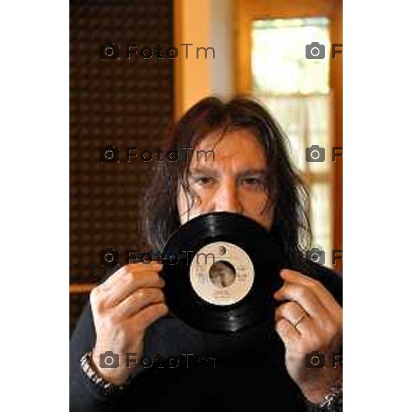 Ghiaie di Bonate Sopra- Massimo Numa fan Lucio Battisti Musicista e chitarrista dei 2Mondi band tribut Battisti foto Tiziano Manzoni-Fotogramma Bergamo