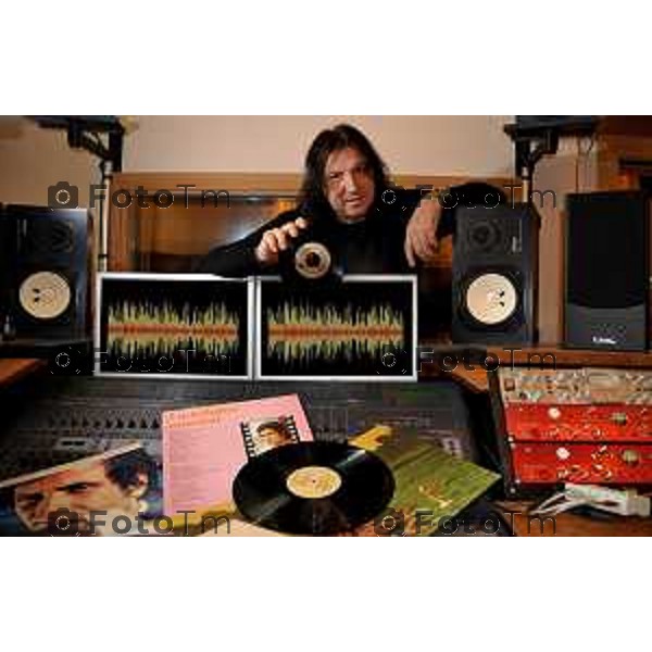 Ghiaie di Bonate Sopra- Massimo Numa fan Lucio Battisti Musicista e chitarrista dei 2Mondi band tribut Battisti foto Tiziano Manzoni-Fotogramma Bergamo
