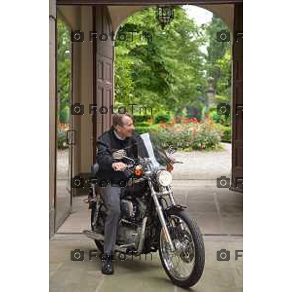 Brembate Sopra (BG) Giulio Maria Terzi di Sant\'Agata, diplomatico e ambasciatore italiano, ex ministro degli affari esteri del governo Monti nella foto Giulio Terzi con la sua moto Harley-Davidson, nella sua residenza a Brembate (BG) in tenuta informale foto Tiziano Manzoni-fotogramma Bergamo