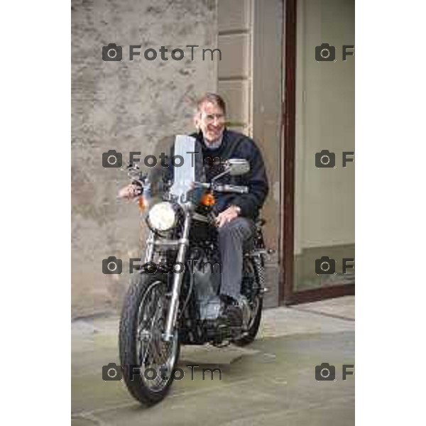 Brembate Sopra (BG) Giulio Maria Terzi di Sant\'Agata, diplomatico e ambasciatore italiano, ex ministro degli affari esteri del governo Monti nella foto Giulio Terzi con la sua moto Harley-Davidson, nella sua residenza a Brembate (BG) in tenuta informale foto Tiziano Manzoni-fotogramma Bergamo